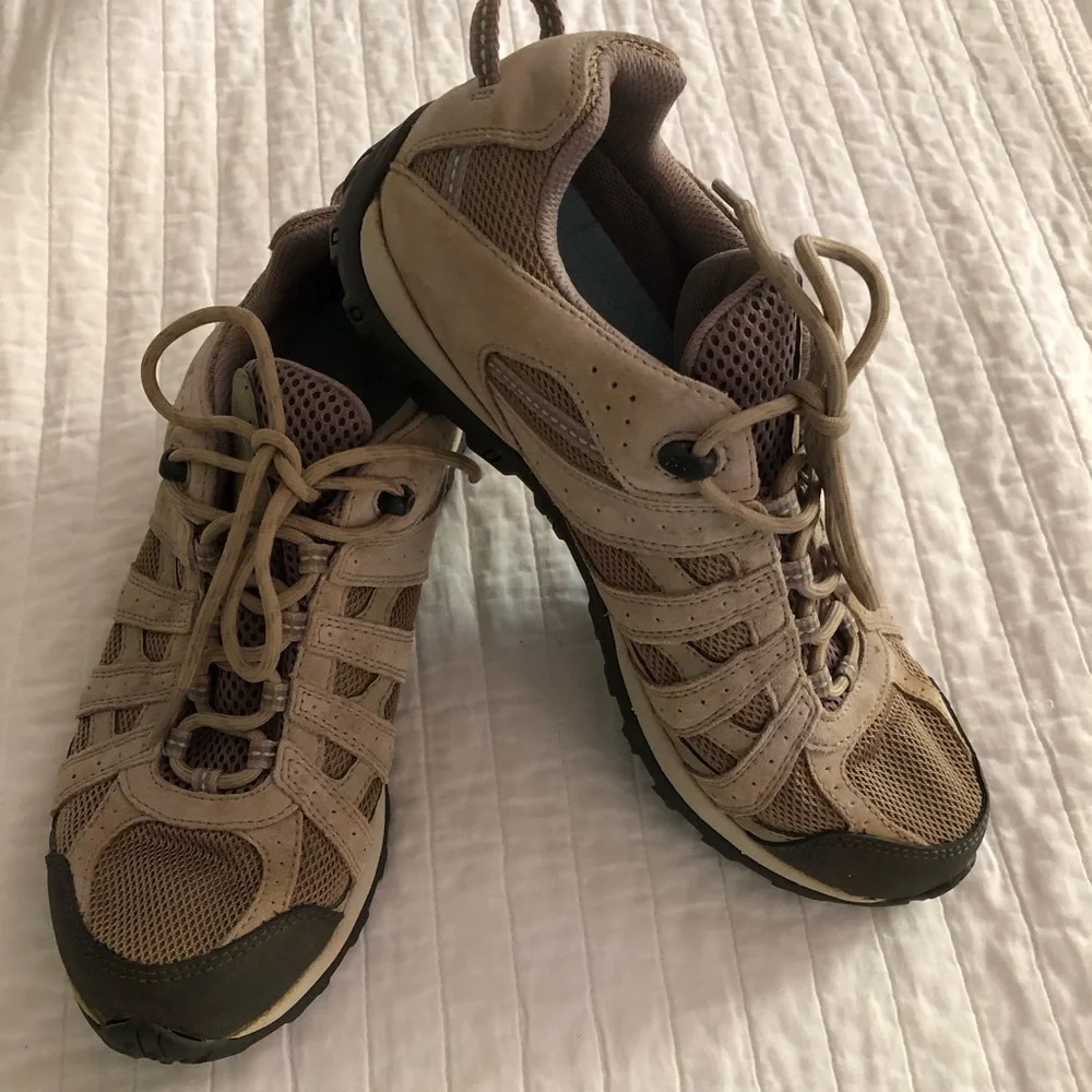 Columbia Women's Redmond Low hiking shoes Taupe Tech Lite/Omni Grip Soles Sz 10